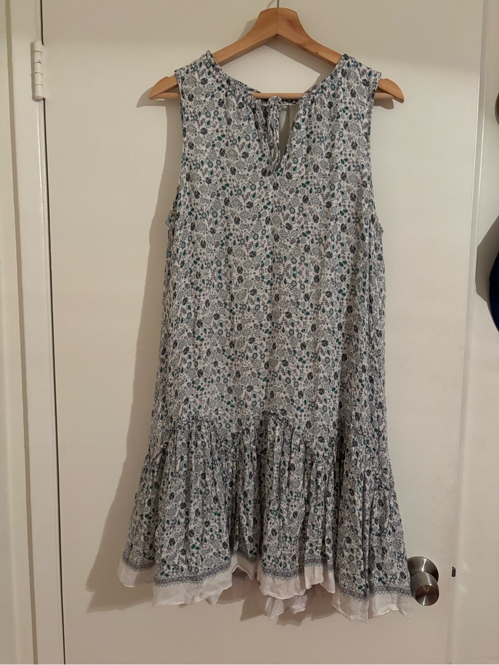 Vintage Floral Sleeveless Ruffle Hem Dress - White & Blue